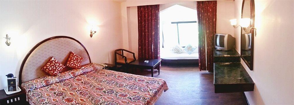 Royal Jardin Whistling Pines Resort Шимла Екстериор снимка