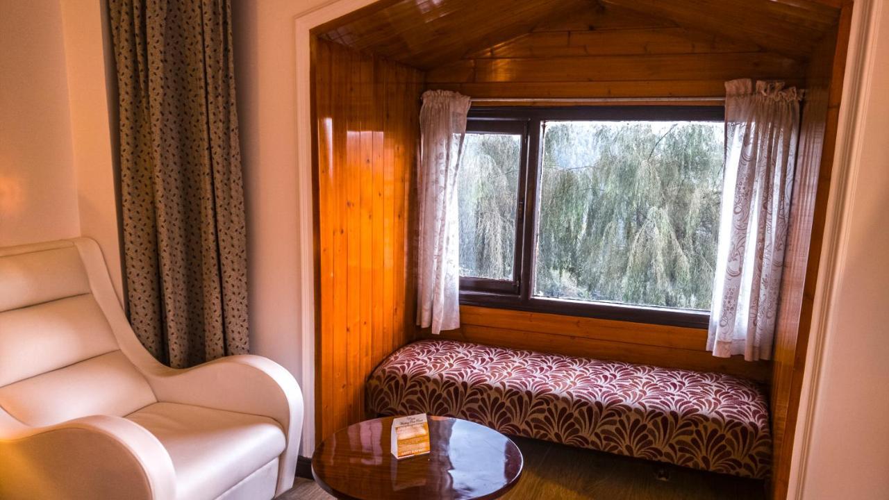 Royal Jardin Whistling Pines Resort Шимла Екстериор снимка